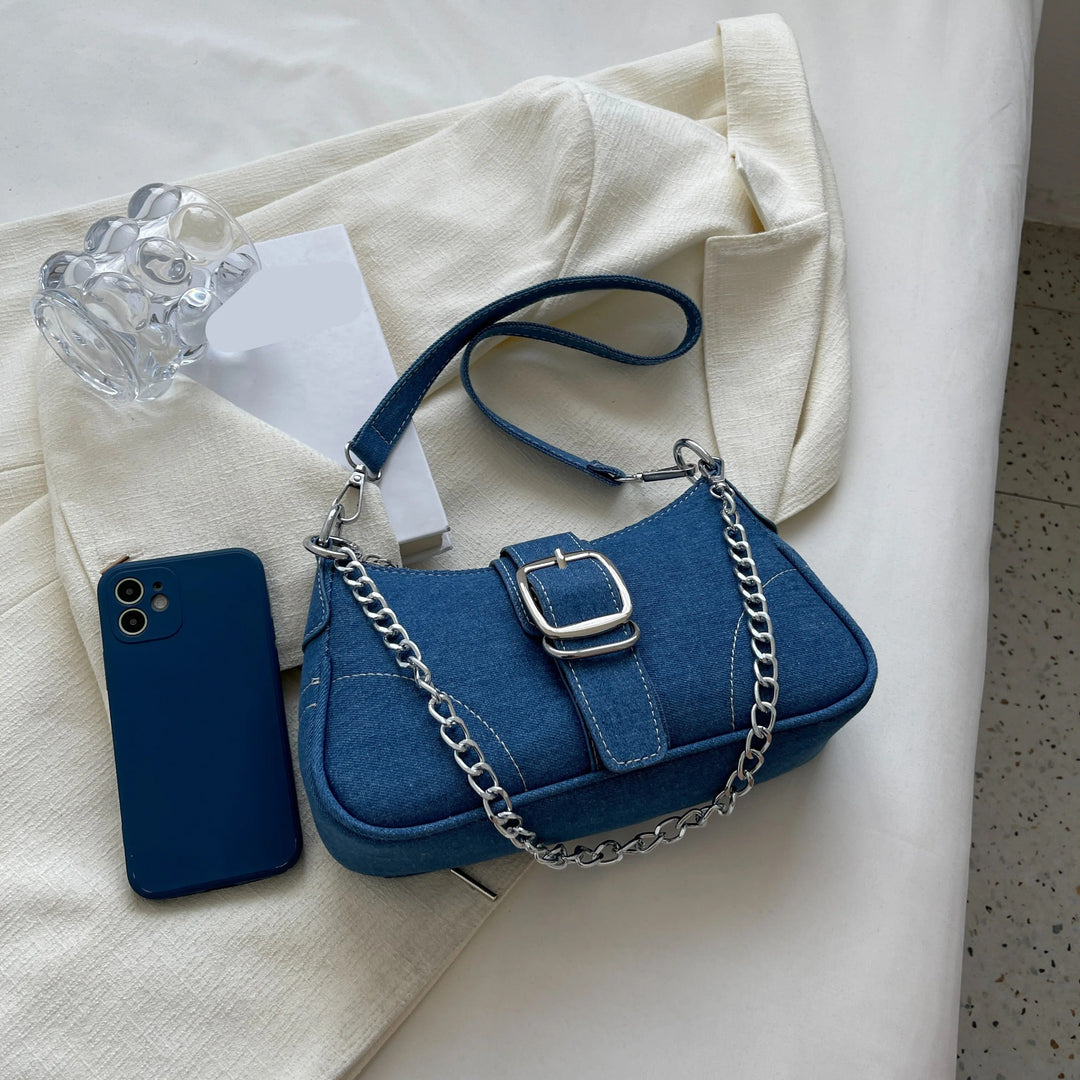 "Trendig och praktisk denim crossbody-väska för kvinnor, kompakt design med justerbar rem för dagligt bruk."