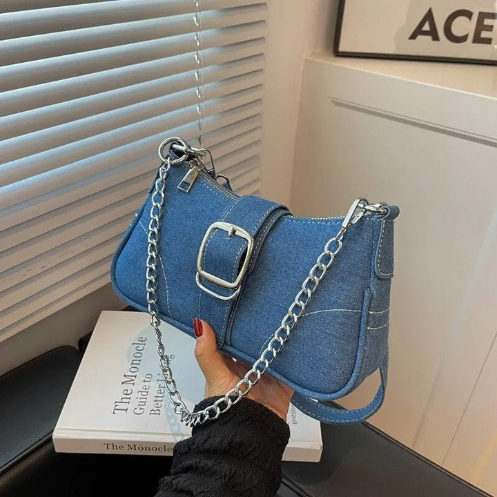 "Trendig och praktisk denim crossbody-väska för kvinnor, kompakt design med justerbar rem för dagligt bruk."