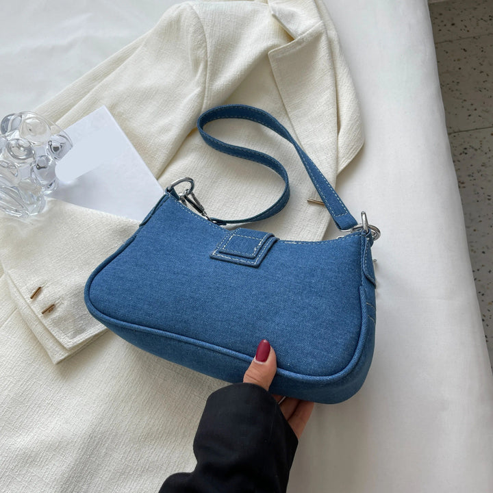 "Trendig och praktisk denim crossbody-väska för kvinnor, kompakt design med justerbar rem för dagligt bruk."