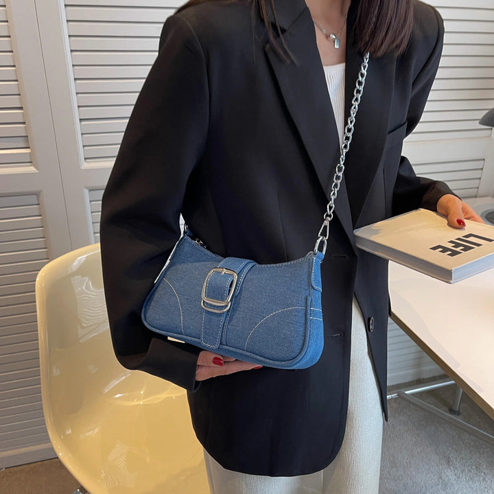"Trendig och praktisk denim crossbody-väska för kvinnor, kompakt design med justerbar rem för dagligt bruk."