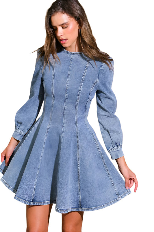 "Trendig sommar denim skater mini klänning för kvinnor, smickrande form och blå denim, perfekt för alla tillfällen."