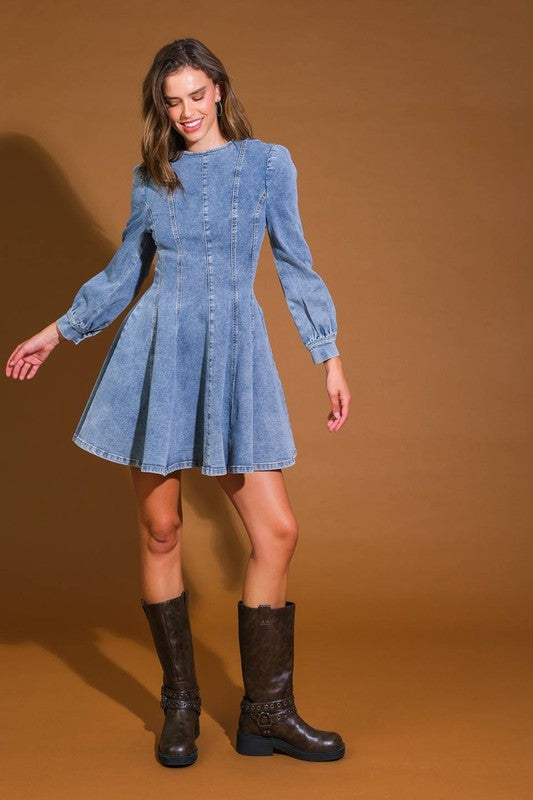 "Trendig sommar denim skater mini klänning för kvinnor, smickrande form och blå denim, perfekt för alla tillfällen."