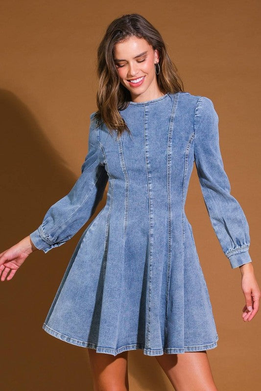 "Trendig sommar denim skater mini klänning för kvinnor, smickrande form och blå denim, perfekt för alla tillfällen."