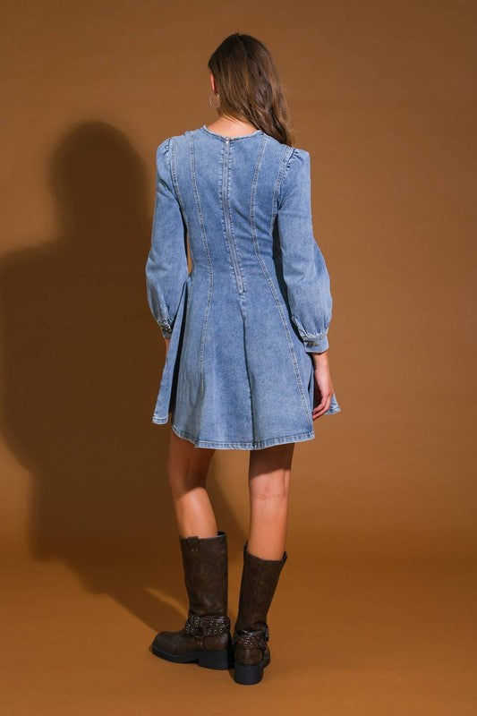 "Trendig sommar denim skater mini klänning för kvinnor, smickrande form och blå denim, perfekt för alla tillfällen."