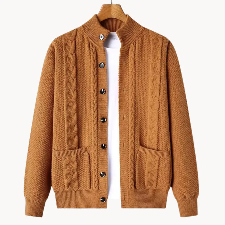 "Trendig stickad damtröja i beige med ribbade detaljer och avslappnad passform, perfekt för vår och höst."