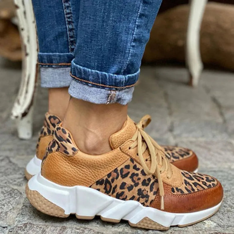 "Trendiga damleopardmönstrade skor med bekväma och flexibla sulor, perfekta för både vardag och avslappnade stunder."