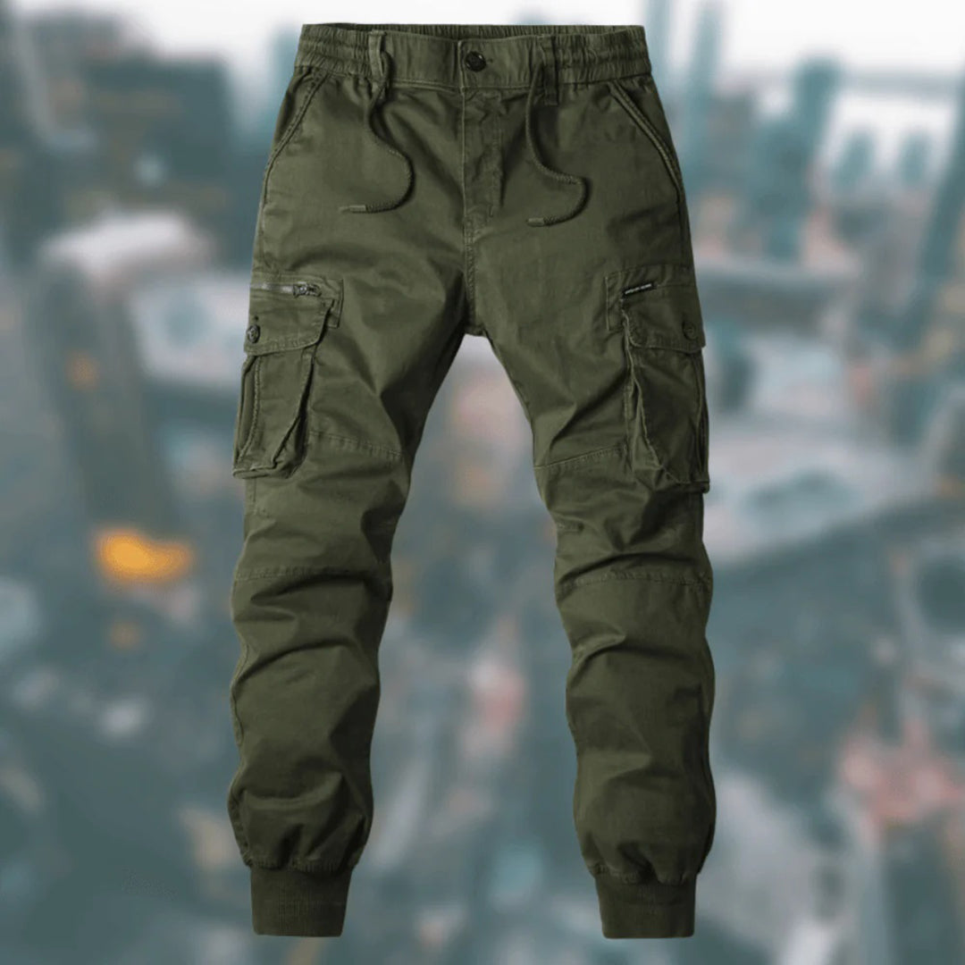 "Trendiga herrcargobyxor framifrån, mörk färg, flera fickor för praktisk användning, modern och flexibel stil"
