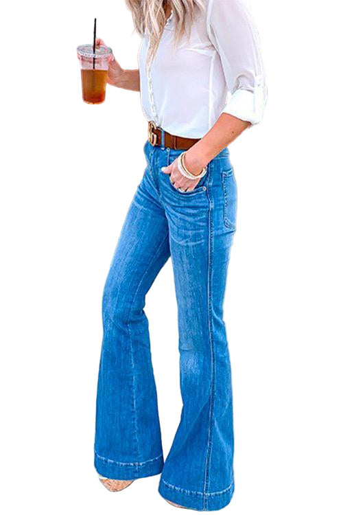 Trendiga kvinnors flared distressed jeans med hög midja; moderiktig silhuett med chic flared bottom och avslappnade detaljer.