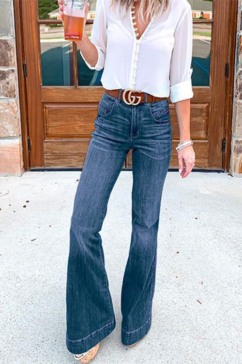 Trendiga kvinnors flared distressed jeans med hög midja; moderiktig silhuett med chic flared bottom och avslappnade detaljer.