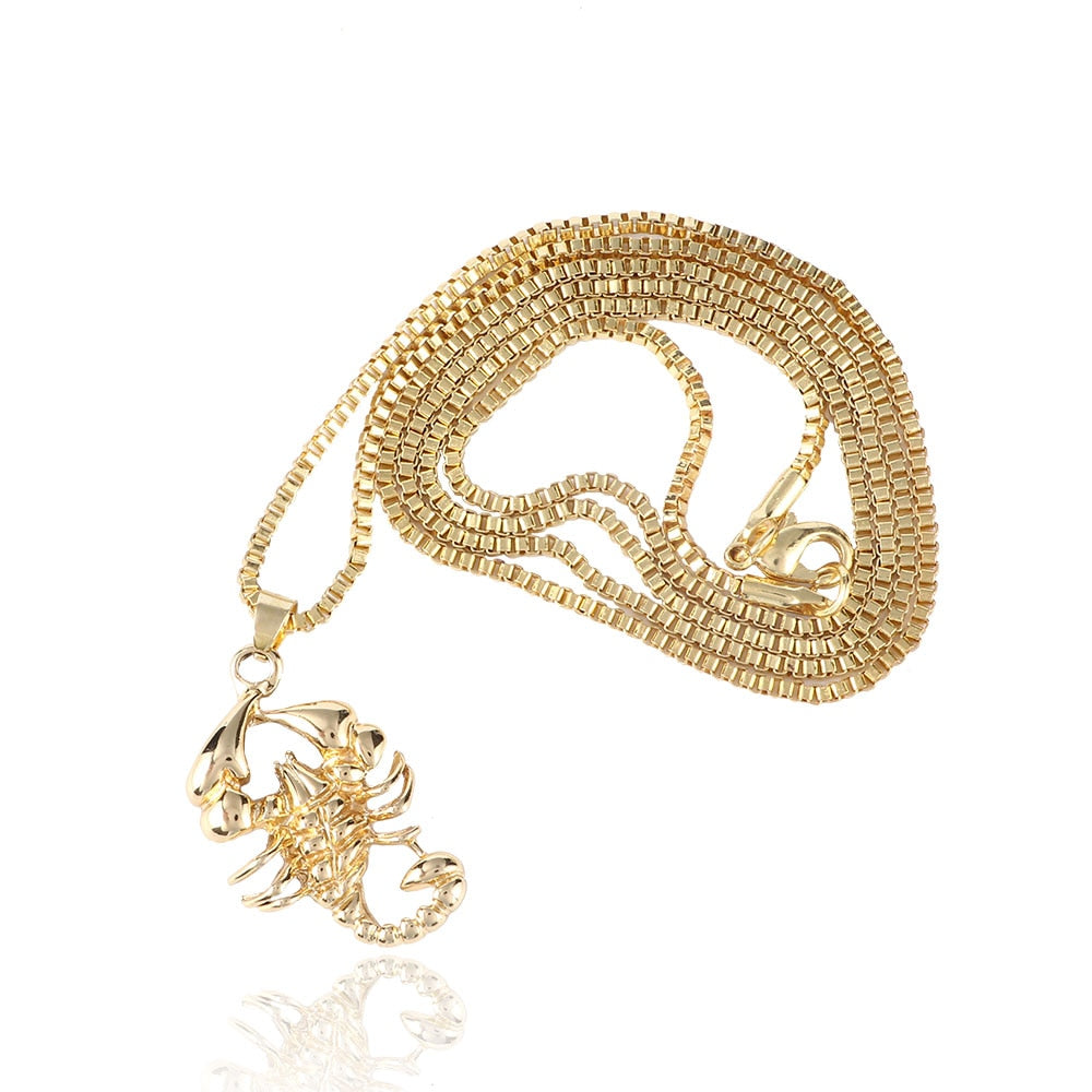 "Trendigt damhalsband i guld med skorpiondesign, djärv punk rock-stil, handgjord detaljrikedom, unik accessoar."