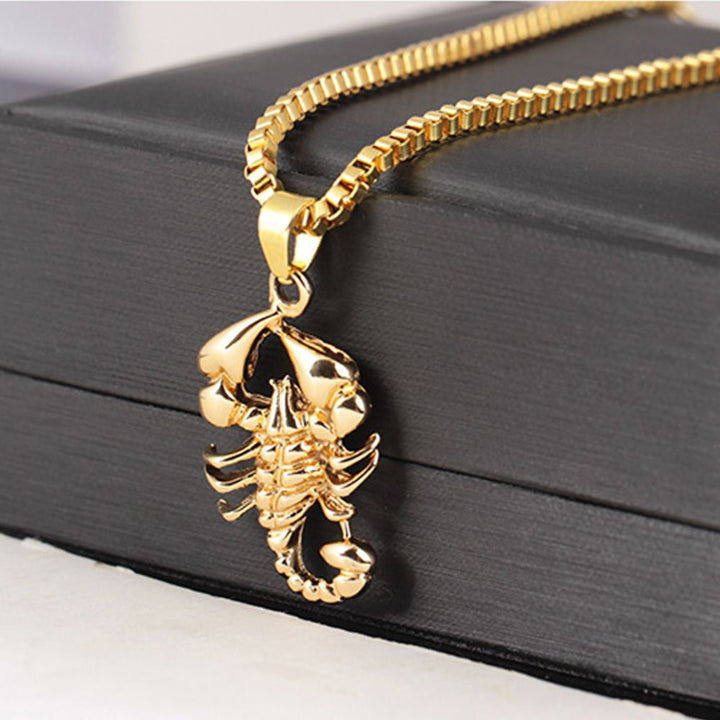 "Trendigt damhalsband i guld med skorpiondesign, djärv punk rock-stil, handgjord detaljrikedom, unik accessoar."
