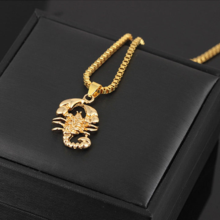 "Trendigt damhalsband i guld med skorpiondesign, djärv punk rock-stil, handgjord detaljrikedom, unik accessoar."