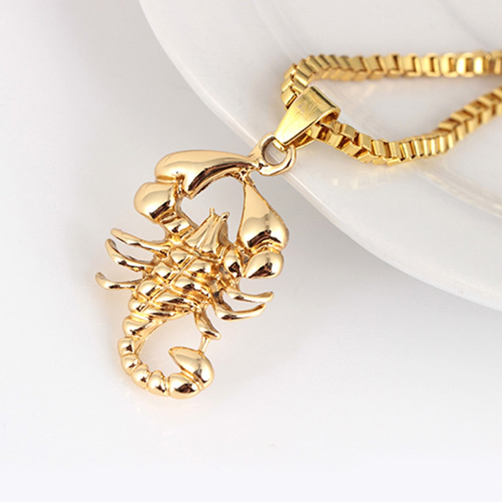 "Trendigt damhalsband i guld med skorpiondesign, djärv punk rock-stil, handgjord detaljrikedom, unik accessoar."