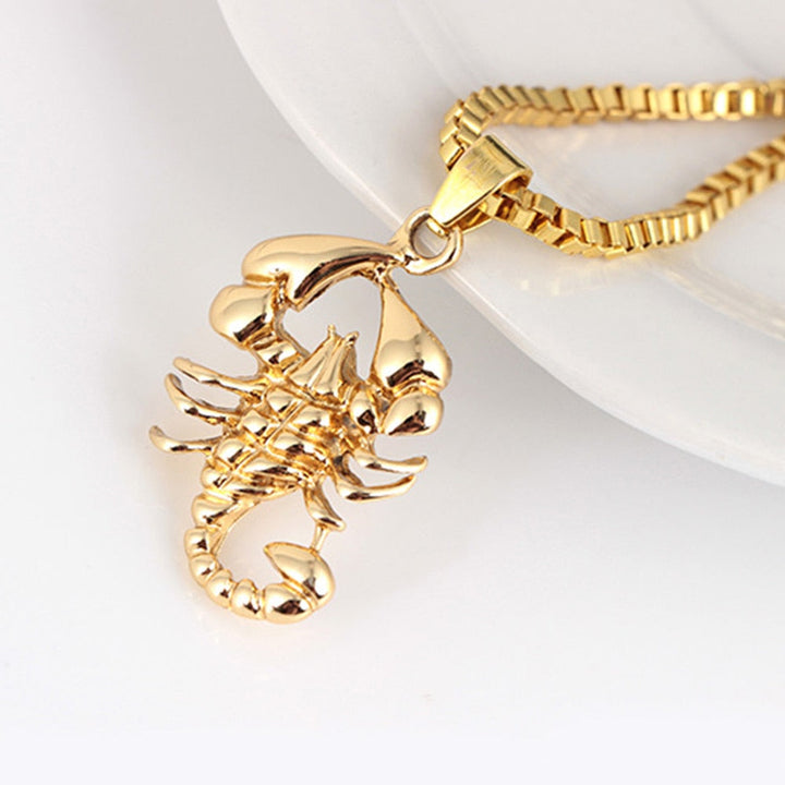 "Trendigt damhalsband i guld med skorpiondesign, djärv punk rock-stil, handgjord detaljrikedom, unik accessoar."