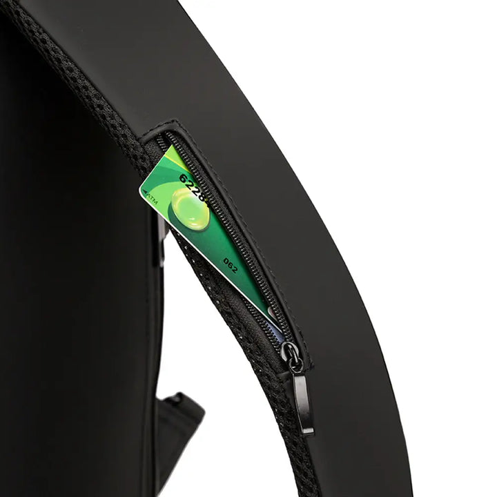 "USB-laddning crossbody väska för män, stilfull med flera fickor i slitstarkt, vattenavvisande PU-läder."