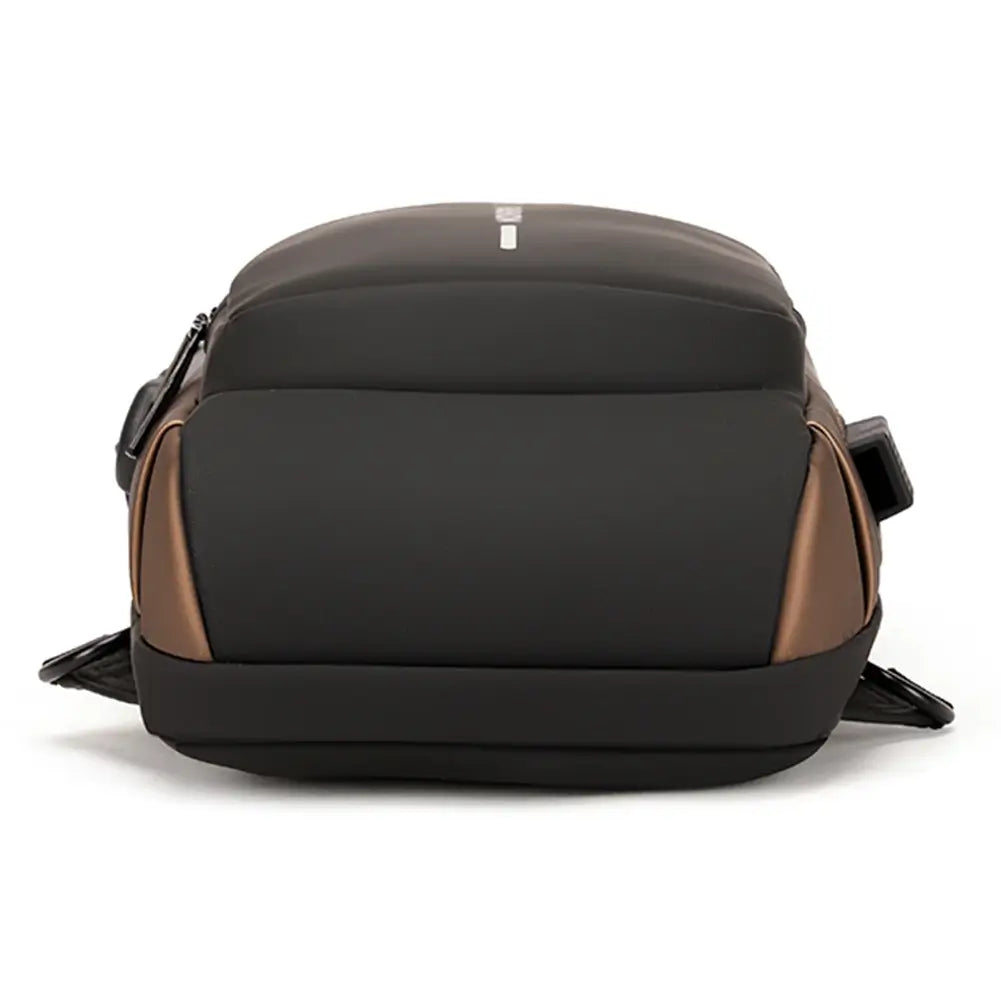 "USB-laddning crossbody väska för män, stilfull med flera fickor i slitstarkt, vattenavvisande PU-läder."