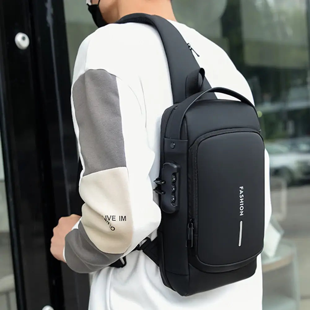 "USB-laddning crossbody väska för män, stilfull med flera fickor i slitstarkt, vattenavvisande PU-läder."
