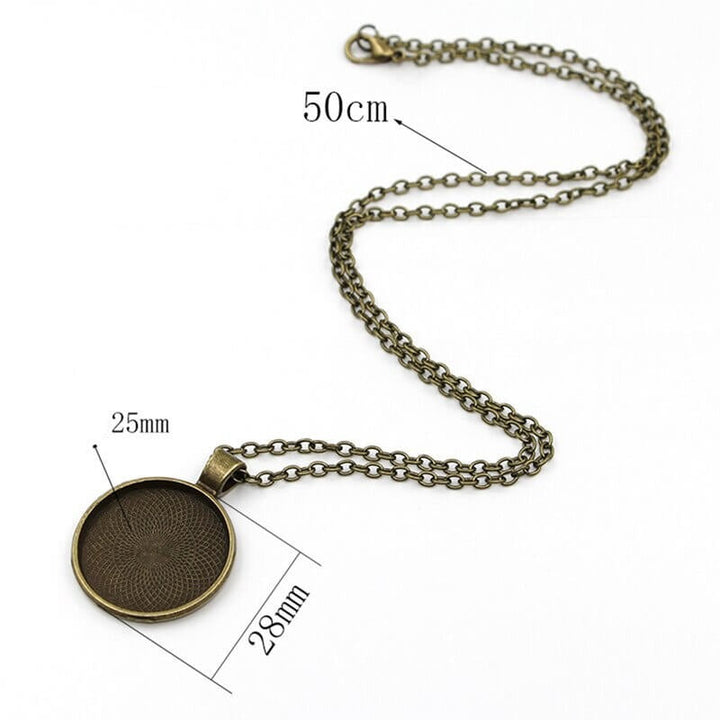 "Unisex Yin Yang halsband med svarta och vita katter, rostfritt stål, rund hängsmycke, elegant accessoar för kattälskare."