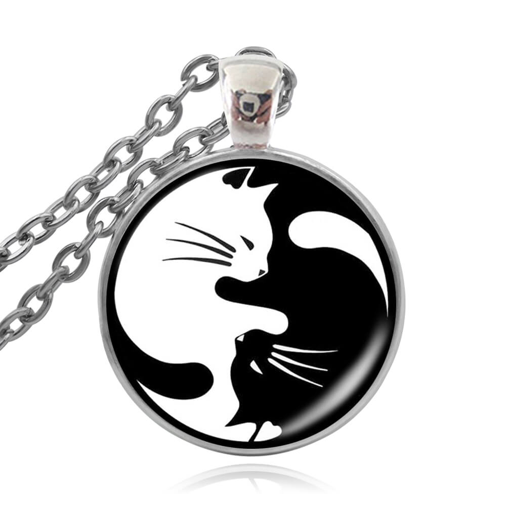 "Unisex Yin Yang halsband med svarta och vita katter, rostfritt stål, rund hängsmycke, elegant accessoar för kattälskare."