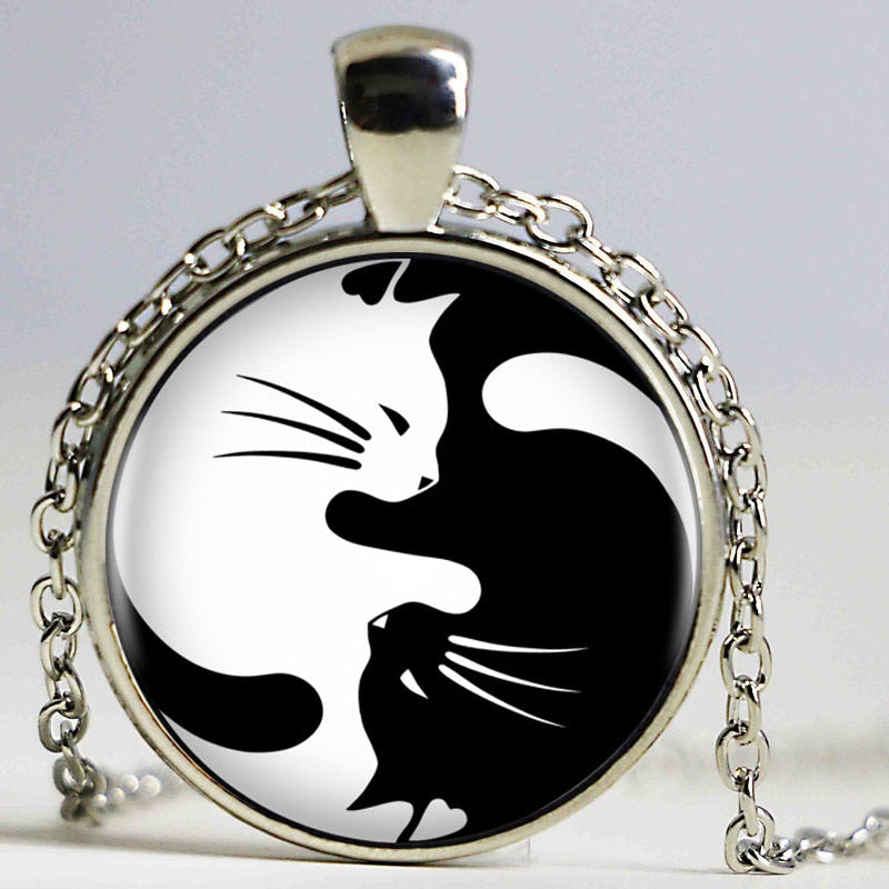 "Unisex Yin Yang halsband med svarta och vita katter, rostfritt stål, rund hängsmycke, elegant accessoar för kattälskare."