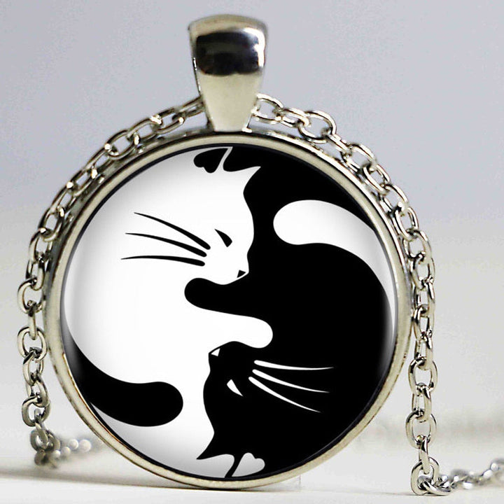 "Unisex Yin Yang halsband med svarta och vita katter, rostfritt stål, rund hängsmycke, elegant accessoar för kattälskare."