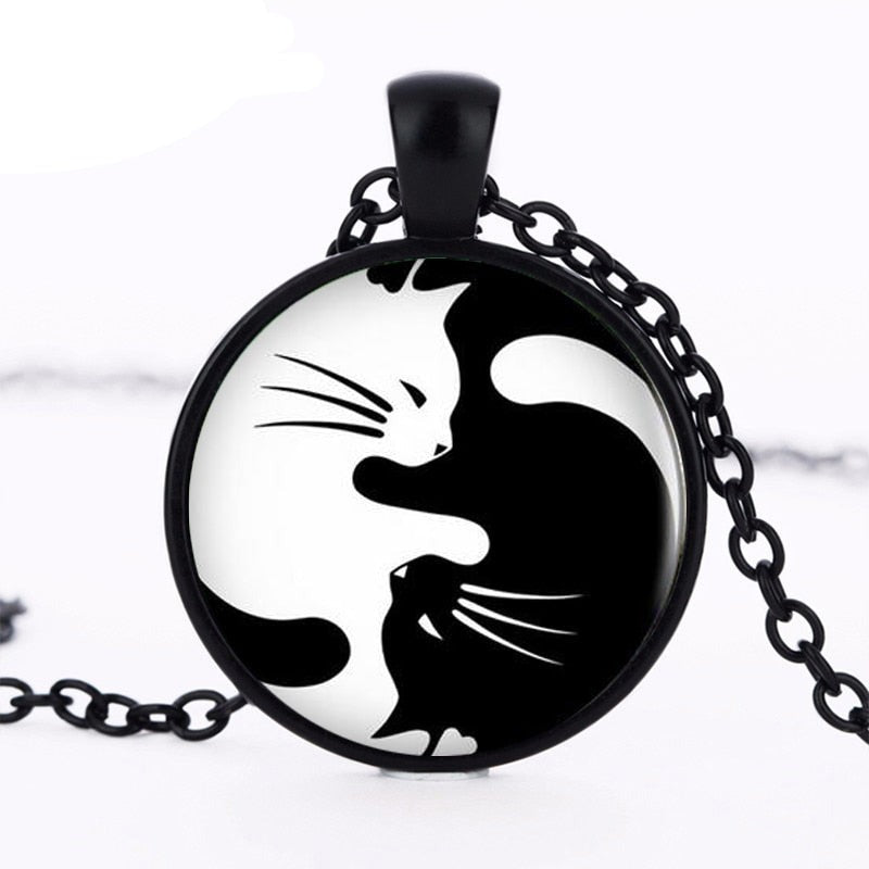 "Unisex Yin Yang halsband med svarta och vita katter, rostfritt stål, rund hängsmycke, elegant accessoar för kattälskare."
