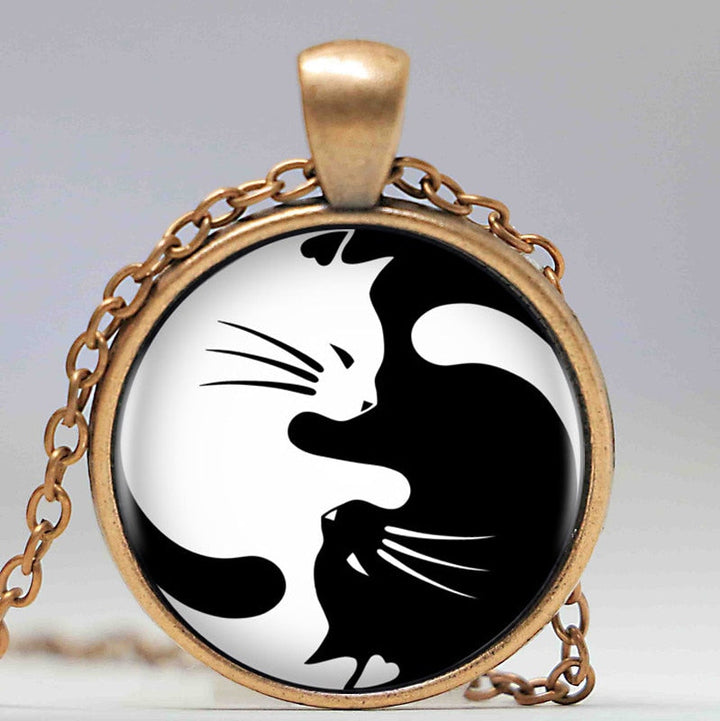 "Unisex Yin Yang halsband med svarta och vita katter, rostfritt stål, rund hängsmycke, elegant accessoar för kattälskare."
