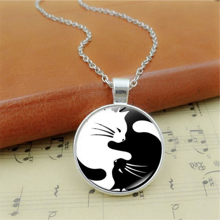 "Unisex Yin Yang halsband med svarta och vita katter, rostfritt stål, rund hängsmycke, elegant accessoar för kattälskare."