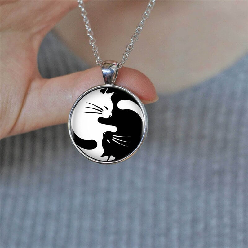 "Unisex Yin Yang halsband med svarta och vita katter, rostfritt stål, rund hängsmycke, elegant accessoar för kattälskare."