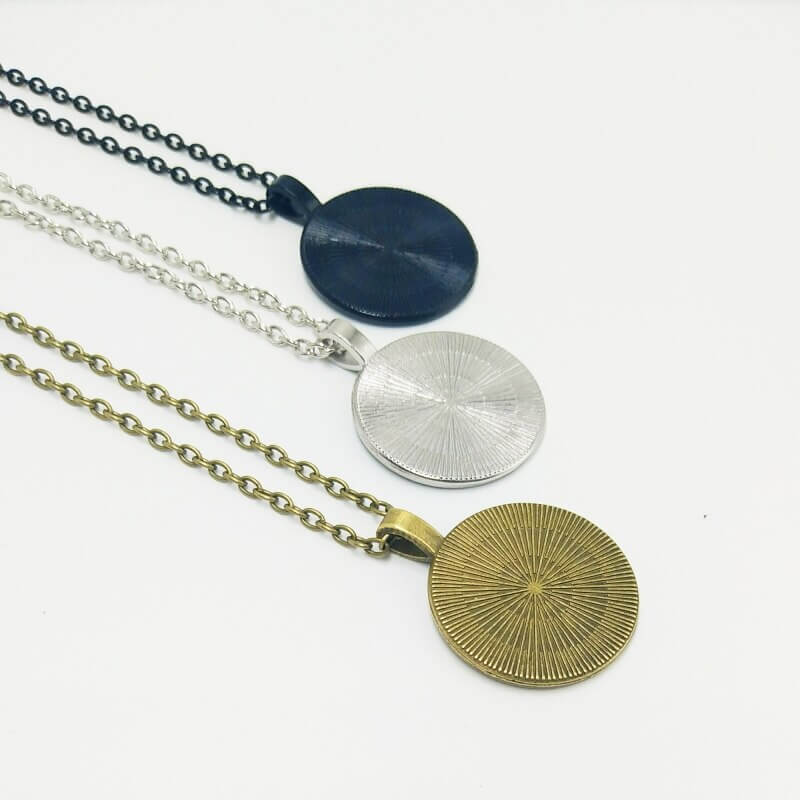 "Unisex Yin Yang halsband med svarta och vita katter, rostfritt stål, rund hängsmycke, elegant accessoar för kattälskare."