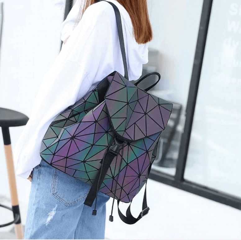 "Unisex geometrisk självlysande ryggsäck av konstläder i färgskiftande design, med vadderade, justerbara remmar."