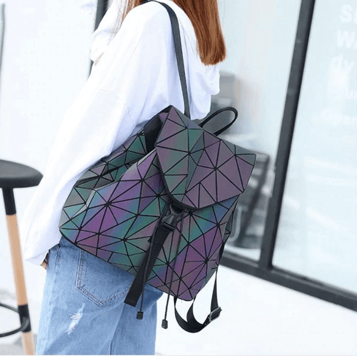 "Unisex geometrisk självlysande ryggsäck av konstläder i färgskiftande design, med vadderade, justerbara remmar."