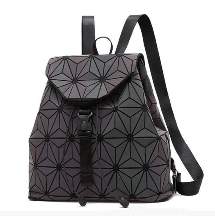 "Unisex geometrisk självlysande ryggsäck av konstläder i färgskiftande design, med vadderade, justerbara remmar."