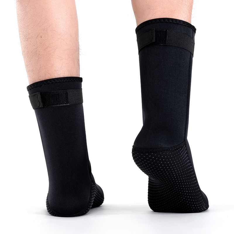 "Unisex halkfria dyksockor i neopren 3mm, svart med gummisilikonmönster, perfekt för vattenäventyr och värmeskydd."