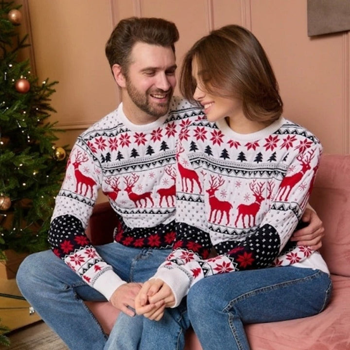 "Unisex jultröja i rött med lekfullt tryck och O-ring krage, visad framifrån, mot vit bakgrund."