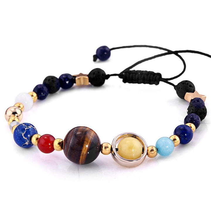"Unisex kosmiskt solsystem armband i naturlig sten med färgglada pärlor som symboliserar planeter, justerbar passform."