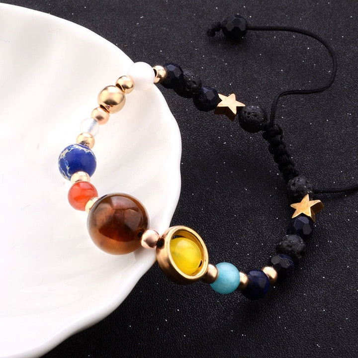 "Unisex kosmiskt solsystem armband i naturlig sten med färgglada pärlor som symboliserar planeter, justerbar passform."