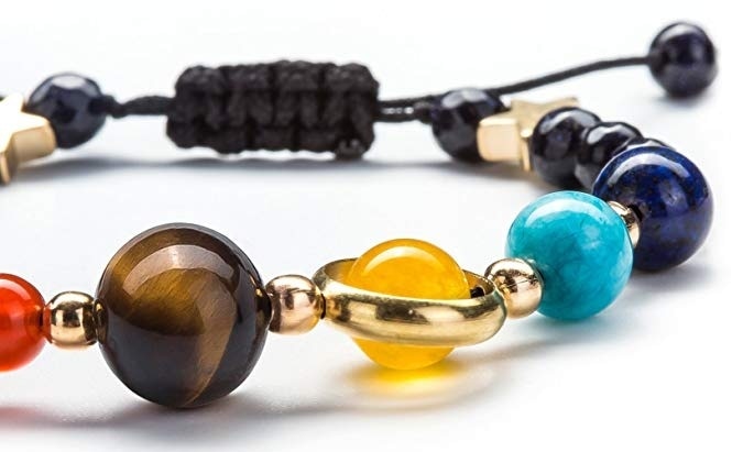 "Unisex kosmiskt solsystem armband i naturlig sten med färgglada pärlor som symboliserar planeter, justerbar passform."