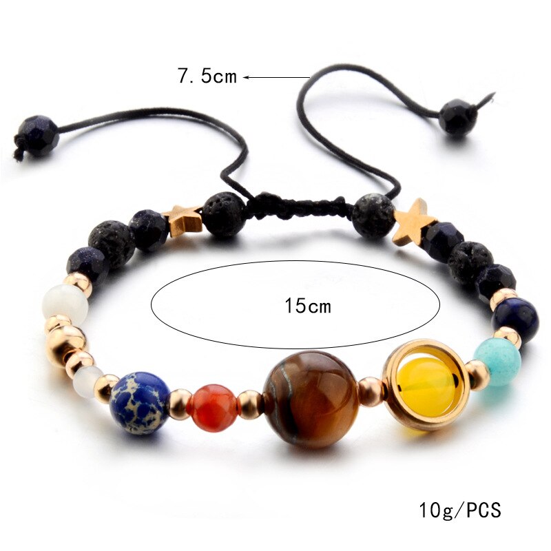 "Unisex kosmiskt solsystem armband i naturlig sten med färgglada pärlor som symboliserar planeter, justerbar passform."