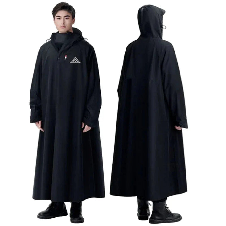 Unisex lång regnponcho i vattentätt Oxford-tyg, idealisk för utomhusbruk. Poncho i svart med huva för extra skydd.