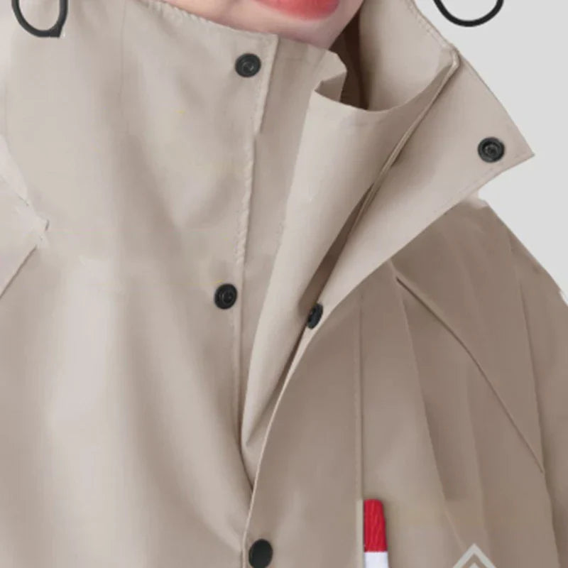 Närbild av vattentätt tyg på unisex lång regnponcho.
