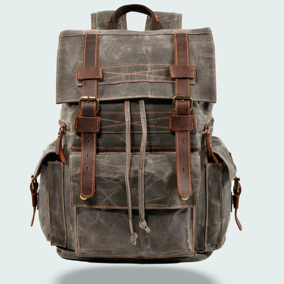 "Unisex ryggsäck i vintage stil, dragskostängning, vaxad canvas, brunt läder, ergonomiska axelband, stor förvaring."