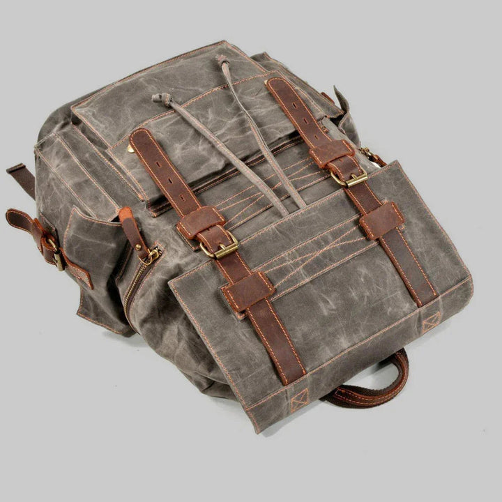 "Unisex ryggsäck i vintage stil, dragskostängning, vaxad canvas, brunt läder, ergonomiska axelband, stor förvaring."