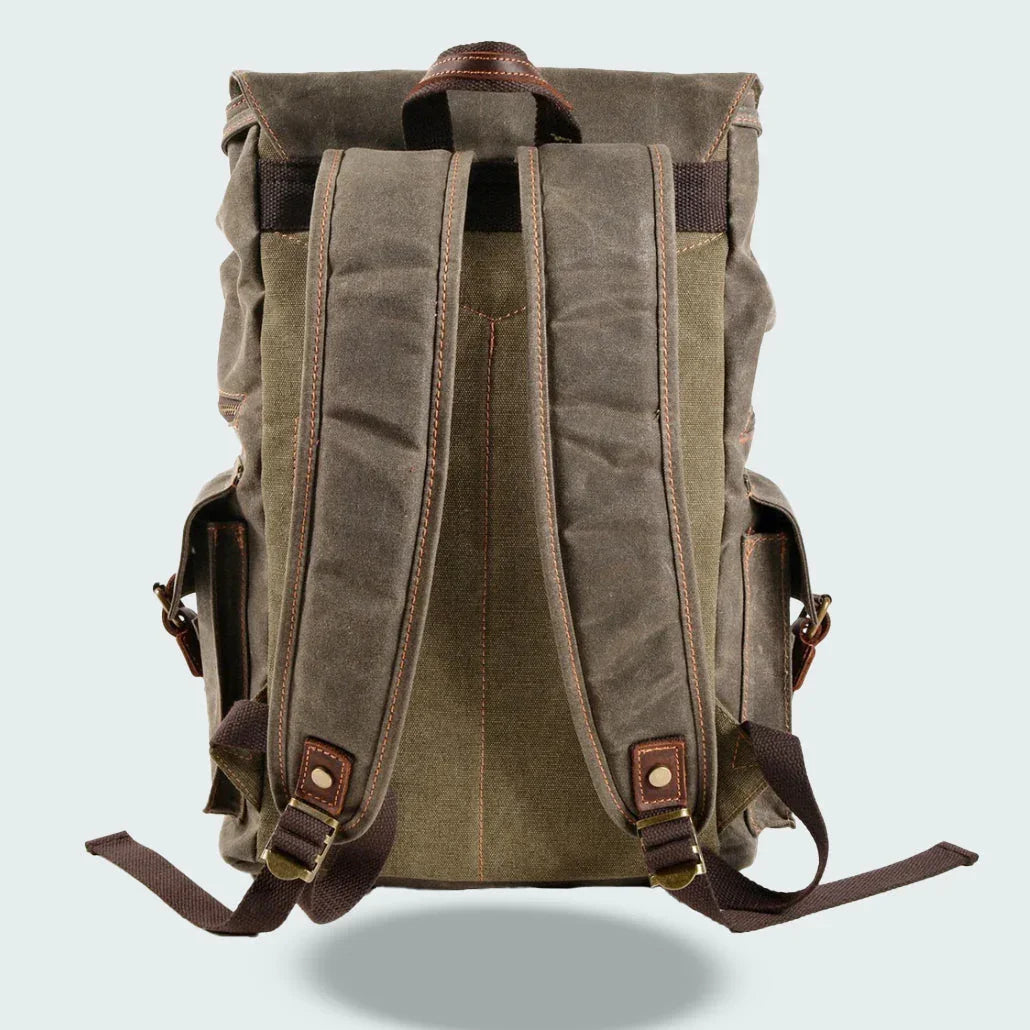 "Unisex ryggsäck i vintage stil, dragskostängning, vaxad canvas, brunt läder, ergonomiska axelband, stor förvaring."