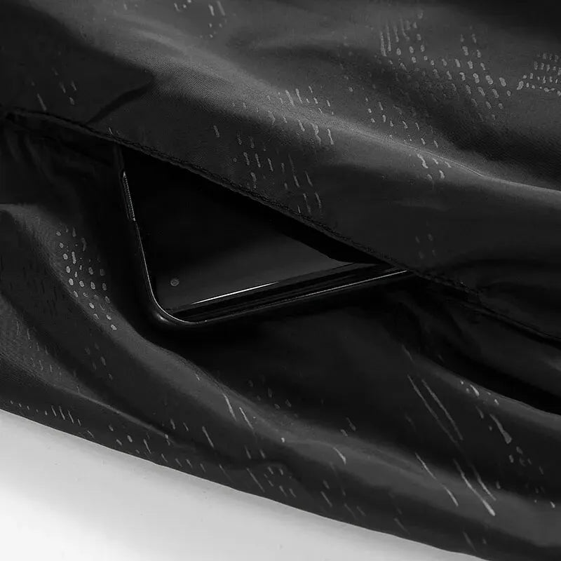 "Unisex vattentålig vandringsjacka i klara färger med eleganta snitt, perfekt för äventyr utomhus i varierande väder."