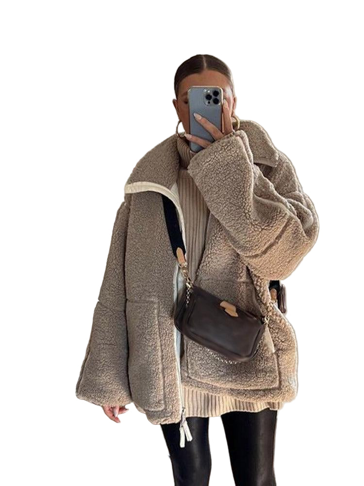 Urban Sherpa jacka för kvinnor i beige, urban stil, hög krage, fickor, perfekt för kalla dagar och modernt stadsliv.