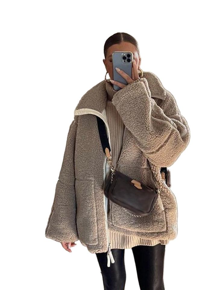Urban Sherpa jacka för kvinnor i beige, urban stil, hög krage, fickor, perfekt för kalla dagar och modernt stadsliv.