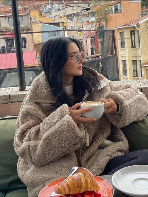 Urban Sherpa jacka för kvinnor i beige, urban stil, hög krage, fickor, perfekt för kalla dagar och modernt stadsliv.