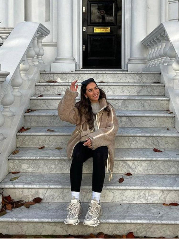 Urban Sherpa jacka för kvinnor i beige, urban stil, hög krage, fickor, perfekt för kalla dagar och modernt stadsliv.