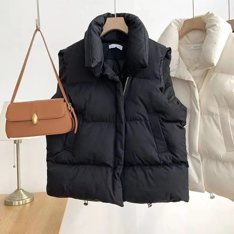 "Varm kvinnlig dunväst i beige, vindtät och stilren, perfekt för kyligt väder, kombinerar elegans med funktionalitet."